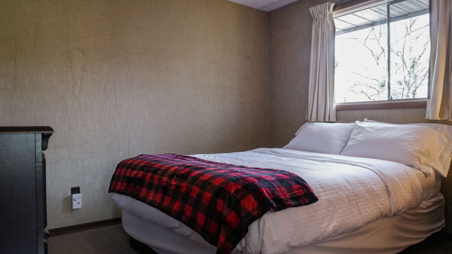 Bedroom 3, Sunnylea Resort, Muskoka