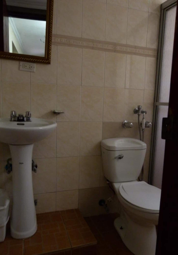 Bathroom 3, Hotel Montreal, Panamá