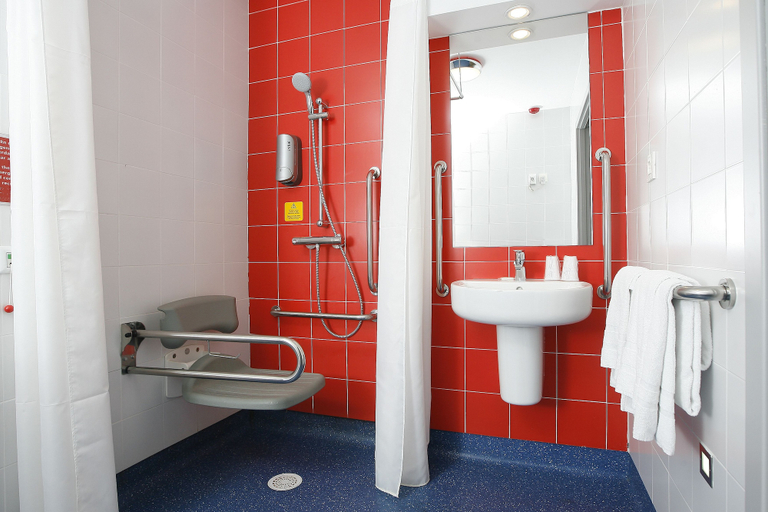 Bathroom 5, Hotel Travelodge Barcelona Fira, Barcelona