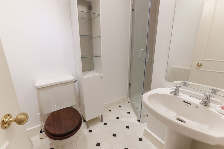 Bathroom 4, JOIVY Attractive Chelsea Apartment Sleeps 4, London