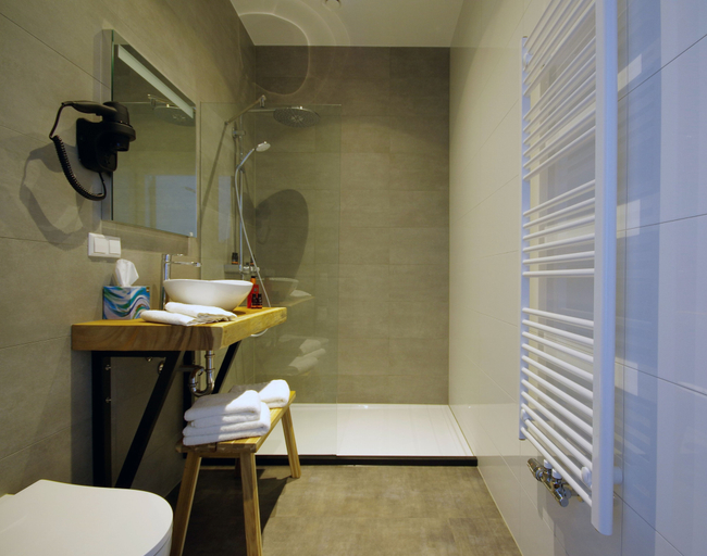 Bathroom 3, Hotel Restaurant Inn Naeldwyk, Naaldwijk