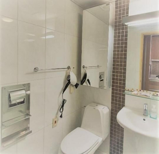 Bathroom 2, Treehouse, Jung