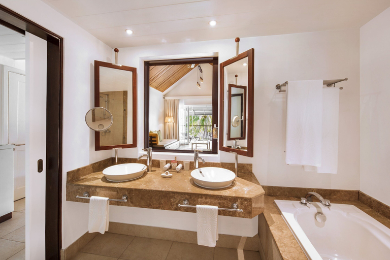 Bathroom 5, Victoria Beachcomber Resort & Spa