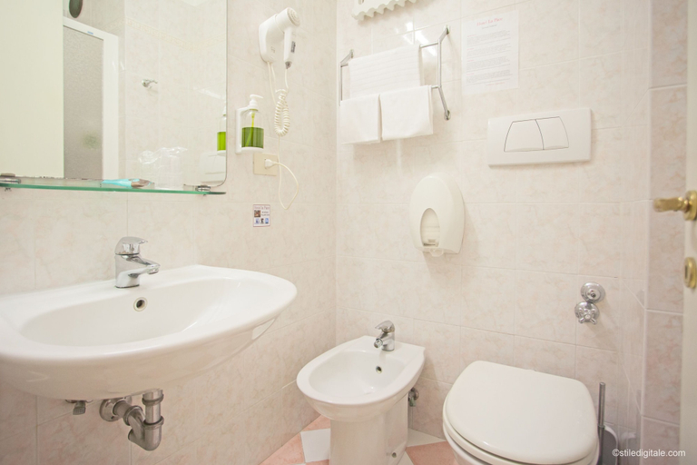 Bathroom 4, Hotel La Pace, Pisa
