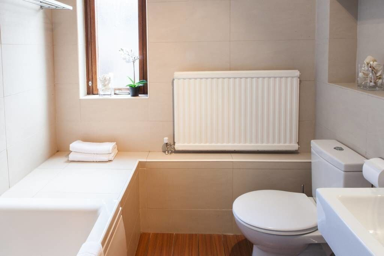Bathroom 3, Stylish Apartments next to Buckingham Palace, London