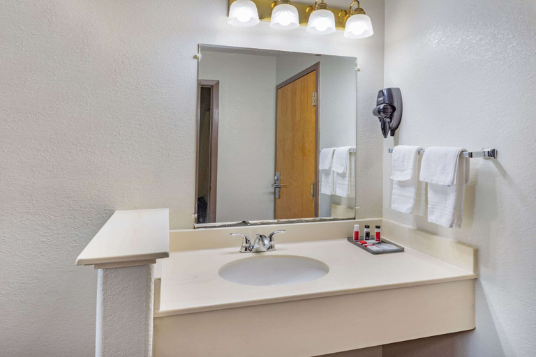 Bathroom 5, Super 8 by Wyndham Kinder/Coushatta near Casino, Allen
