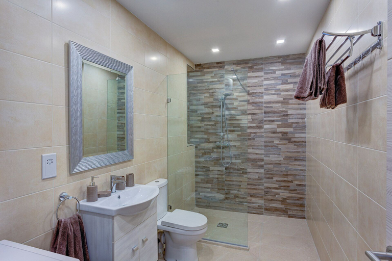 Bathroom, Centric and Modern Apartment Close to Amenities