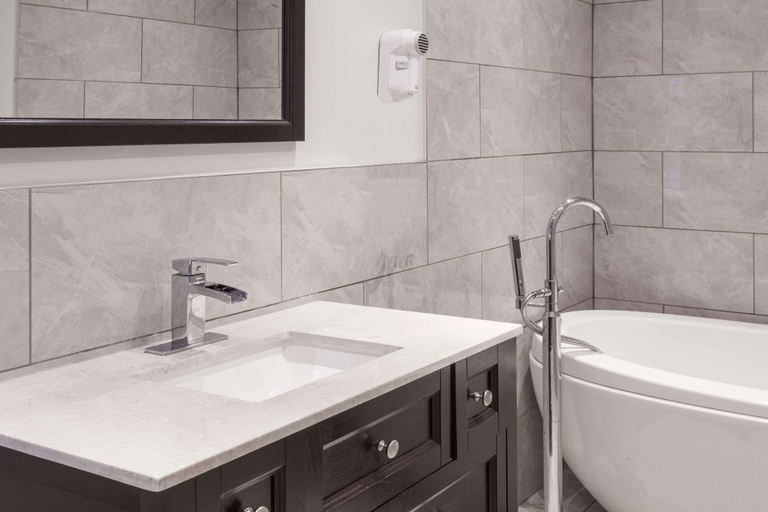 Bathroom 4, Knights Inn Kingston, Frontenac