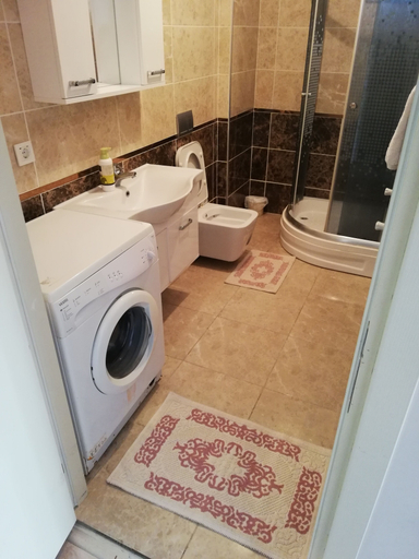 Bathroom 5, A Suit Residence, Merkez