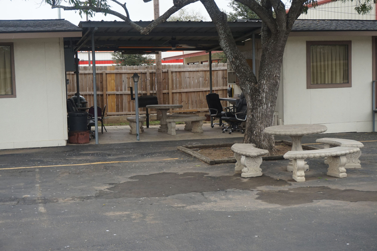 Exterior & Views 2, Pearsall Executive Inn, Frio