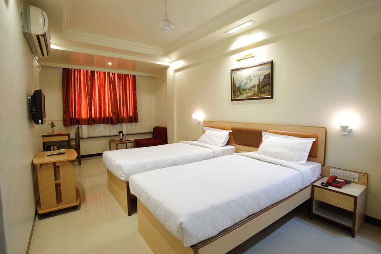Bedroom 4, Hotel Suyash Deluxe, Pune