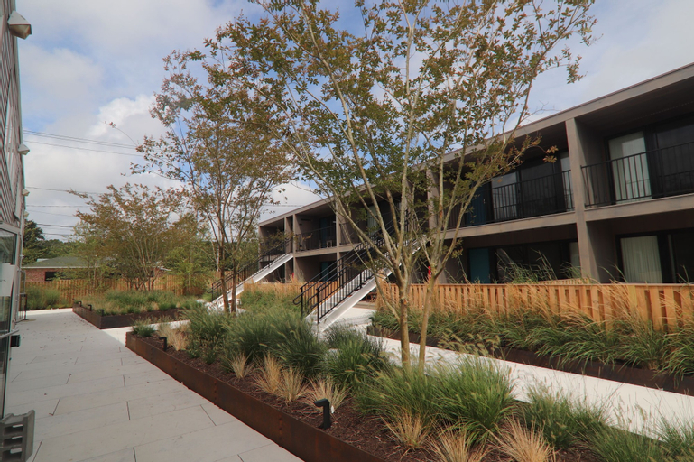 Exterior & Views 27