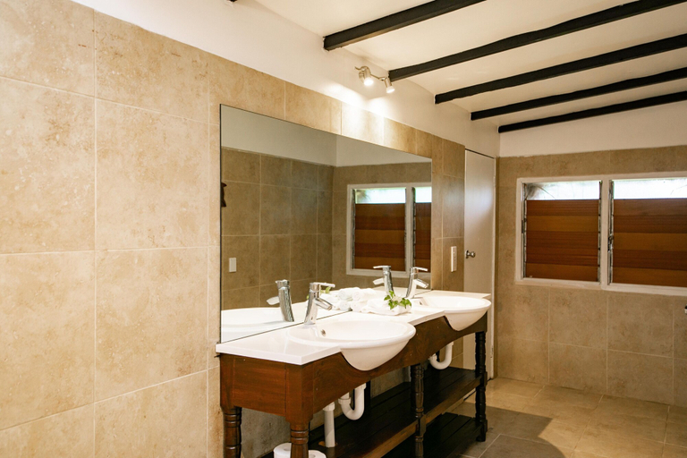 Bathroom 5, Crusoe's Retreat, Serua