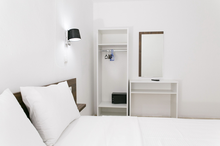 Bedroom 4, Kissamia - Self Check In Only - Next to Night Clubs, Crete