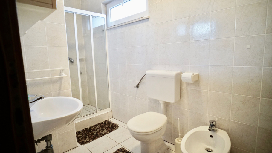 Bathroom 4, Sunset apartments, Seget