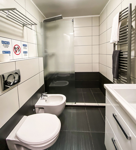 Bathroom 4, Dominik Panzio, Budapesti