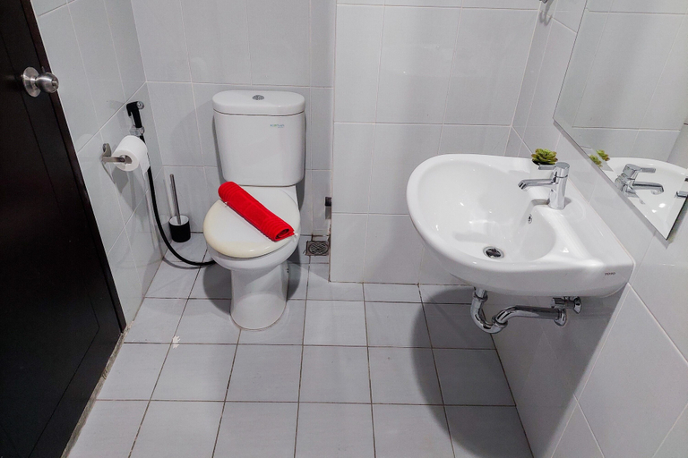 Bathroom 2, Comfort Studio at Casa De Parco Apartment, Tangerang