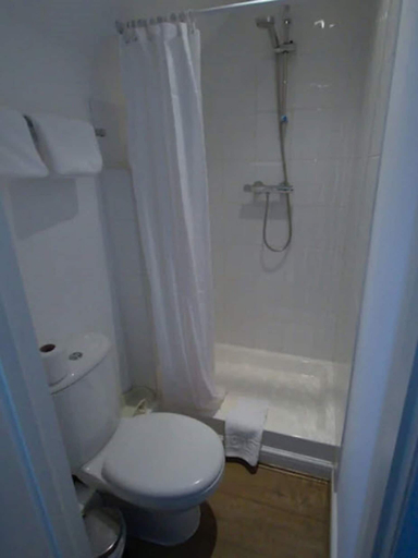 Bathroom 4, Whitebridge Hotel, Highland