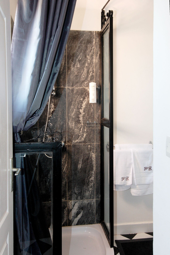 Bathroom 3, Le Pavillon de l'Emyrne, Analamanga