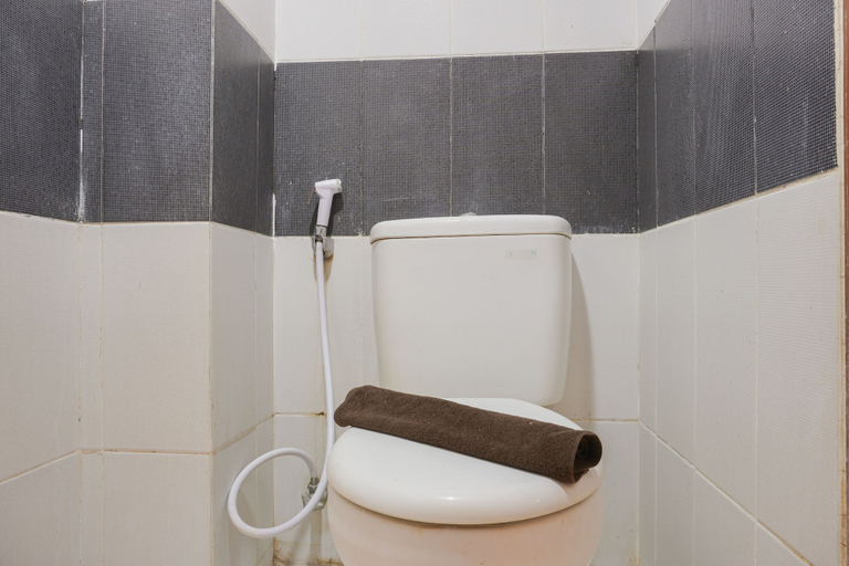 Bathroom 2, Warm And Cozy Studio At Cinere Bellevue Suites Apartment, Depok