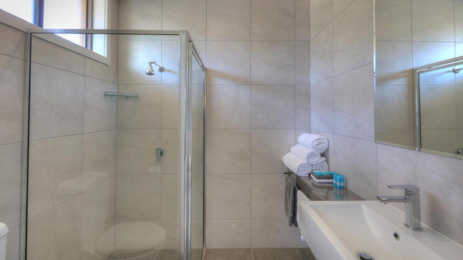 Bathroom 3, Paruna Motel, Swan Hill - Central