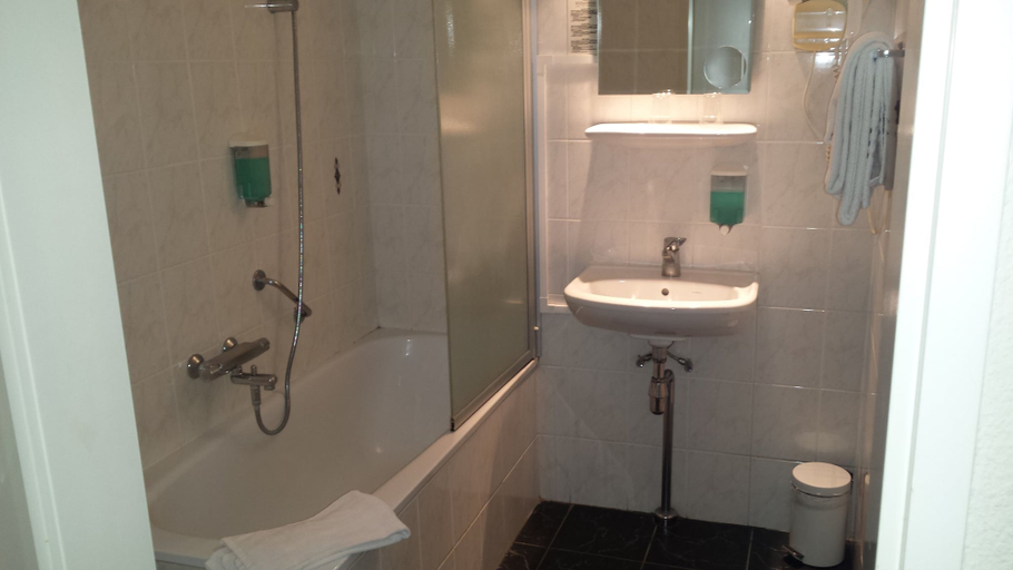 Bathroom 5, Hotel Wilhelmina, Venlo