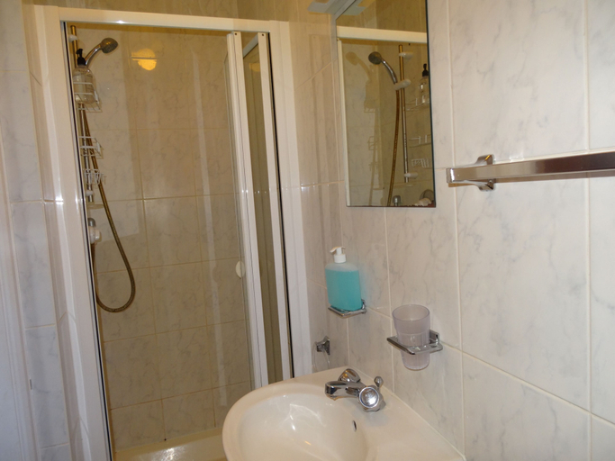 Bathroom 4, AJ Lodge, Slough
