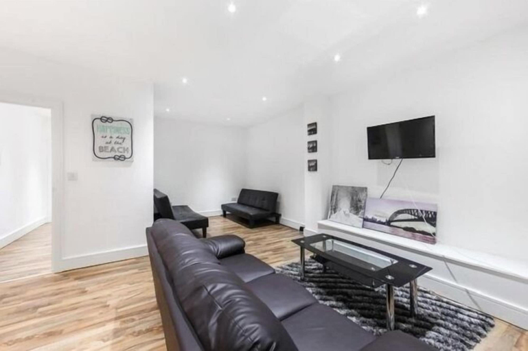 Others 4, Newly Refurbished 1 Bedroom Whitechapel, London