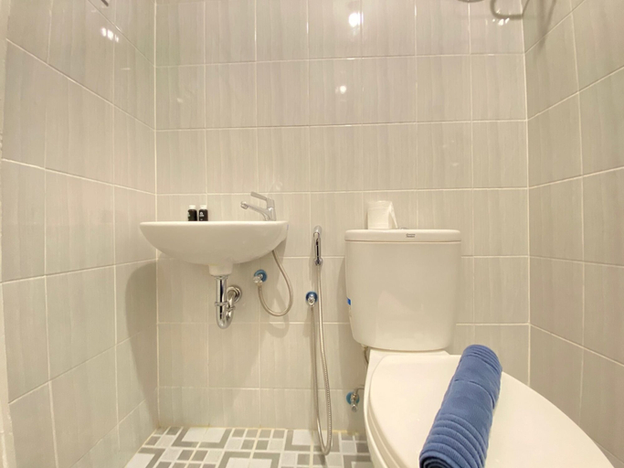 Bathroom 5, Cozy Studio The Lodge Paskal Apartment near 23 Paskal, Bandung