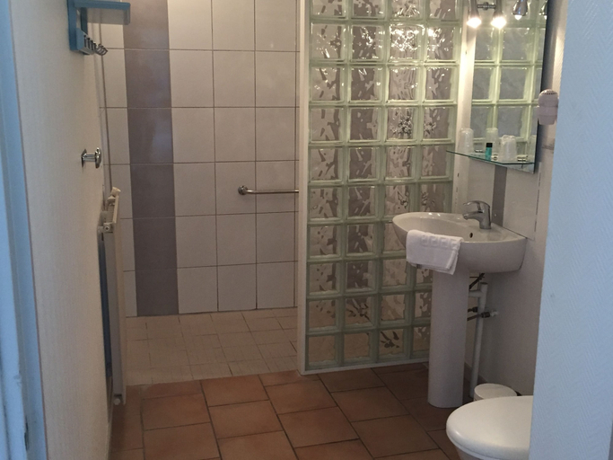 Bathroom 3, Hotel Du Commerce, Seine-Maritime