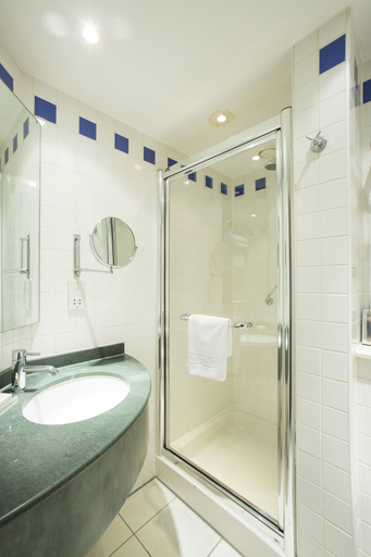 Bathroom 4, Hilton Garden Inn Glasgow City Centre, Glasgow