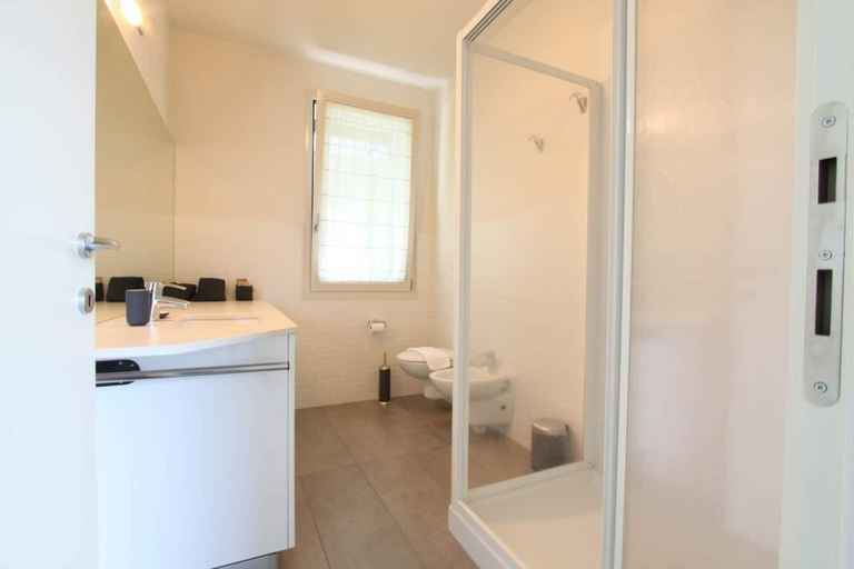 Bathroom 4, The Green House on the Lake, Como
