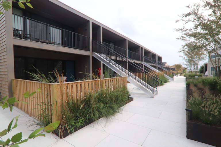 Exterior & Views 24