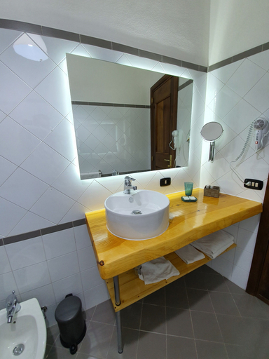 Bathroom 5, Dante Rooms, Napoli