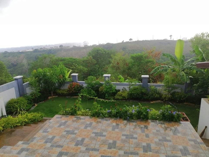 Others 5, Villa - Sleeps 10 - Communal Pool - Parking, Mariveles