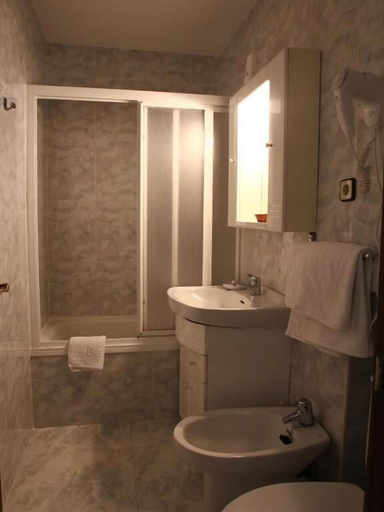 Bathroom 5, Hostal Sardinero, Madrid