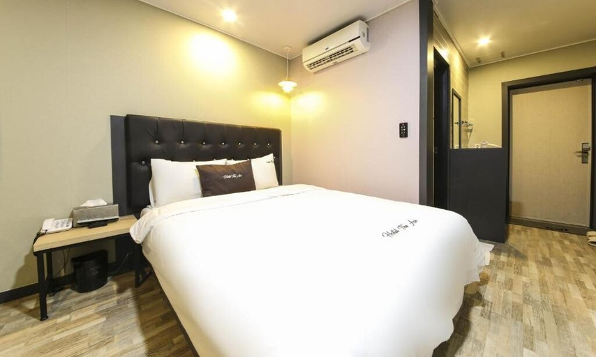 Bedroom 3, Hotel the Ace, Tongyeong