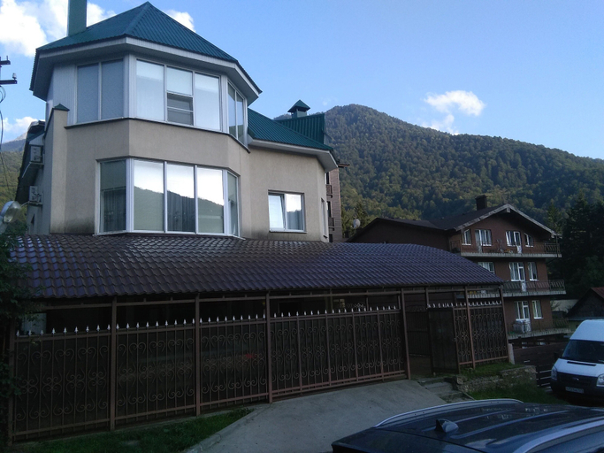 Exterior & Views