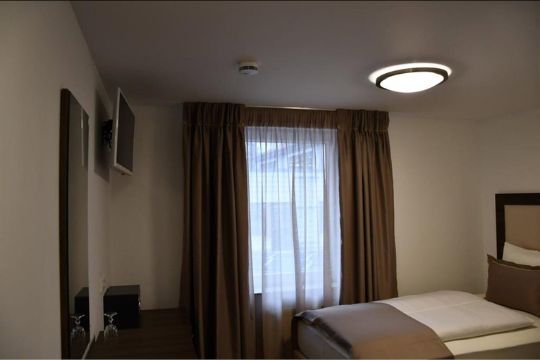 Bedroom 4, Myrsini Hotel, Tübingen
