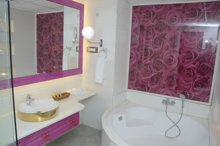 Bathroom 4, The Grand Empire A Boutique Hotel, Patna