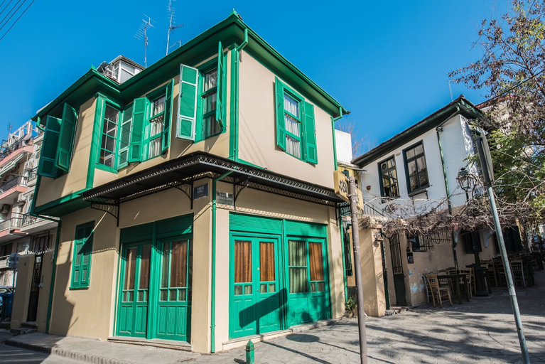 Exterior & Views