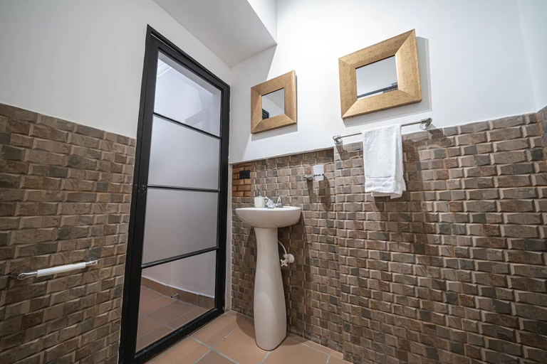 Bathroom, HOLT - Astorga Gardens - The Egyptian, Medellín