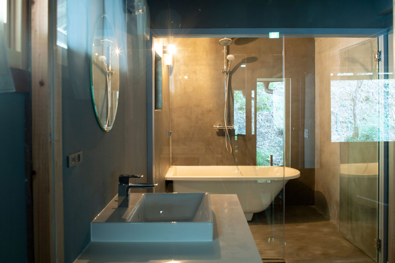 Bathroom 3, ume yamazoe, Yamazoe