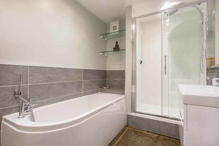 Bathroom 4, JOIVY Spacious 2 Bed Apt in Ideal City Centre Location, Edinburgh