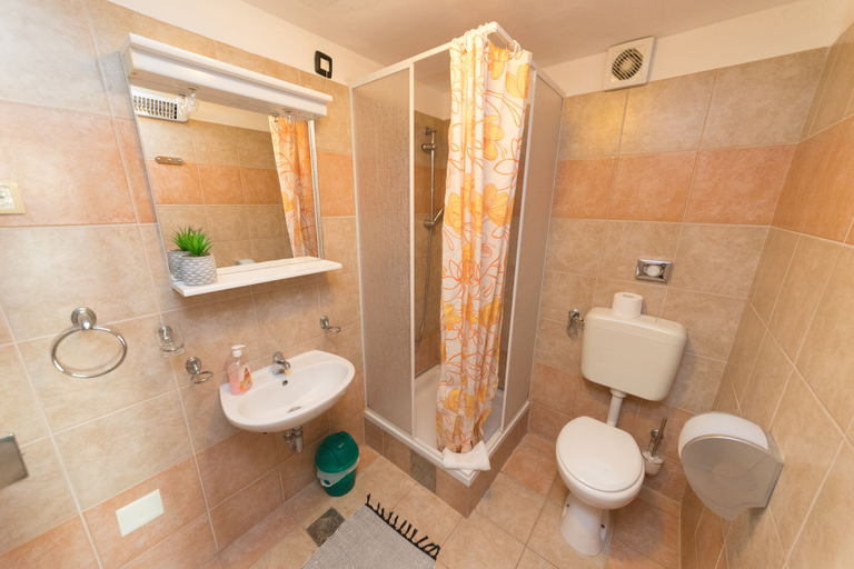 Bathroom 3, Aparthotel Roccia, Novigrad