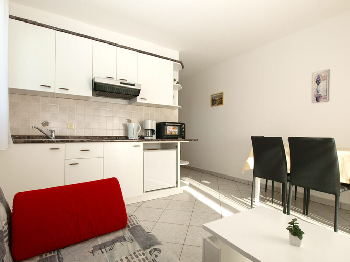 Others 5, Apartment 1978, Poreč