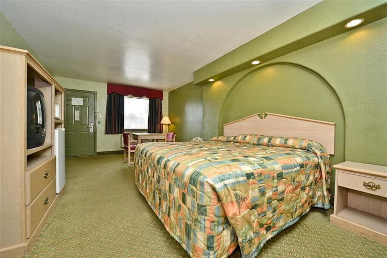 Bedroom 3, Budget Inn, Bexar