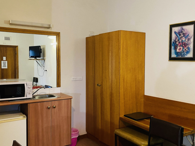 Others 5, County Lodge Motor Inn, Bland