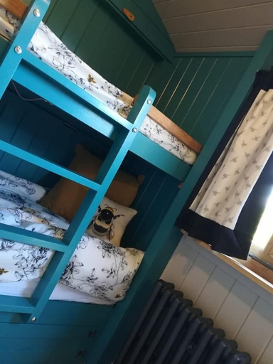 Bedroom 2, Gaggle Of Geese Pub & Shepherd Huts, Dorset