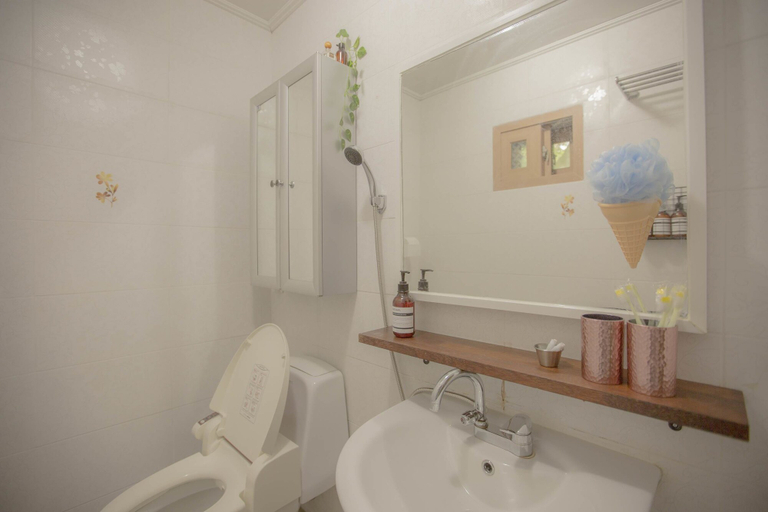 Bathroom 2, Wow Factor Stay, Mapo